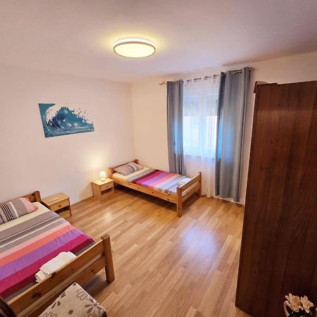 Spacious Apartment With Parking&Garden Marčana Exterior foto